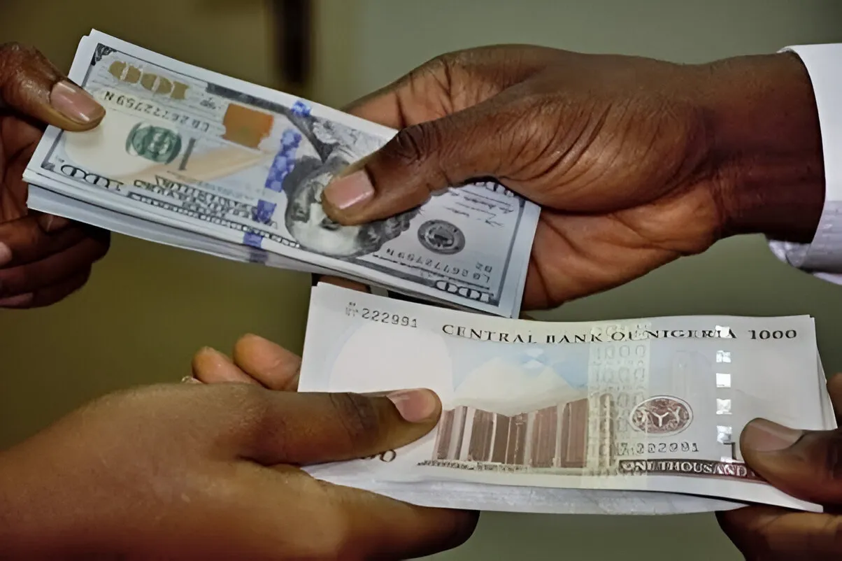 Banks roll out latest dollar exchange rate as naira falls